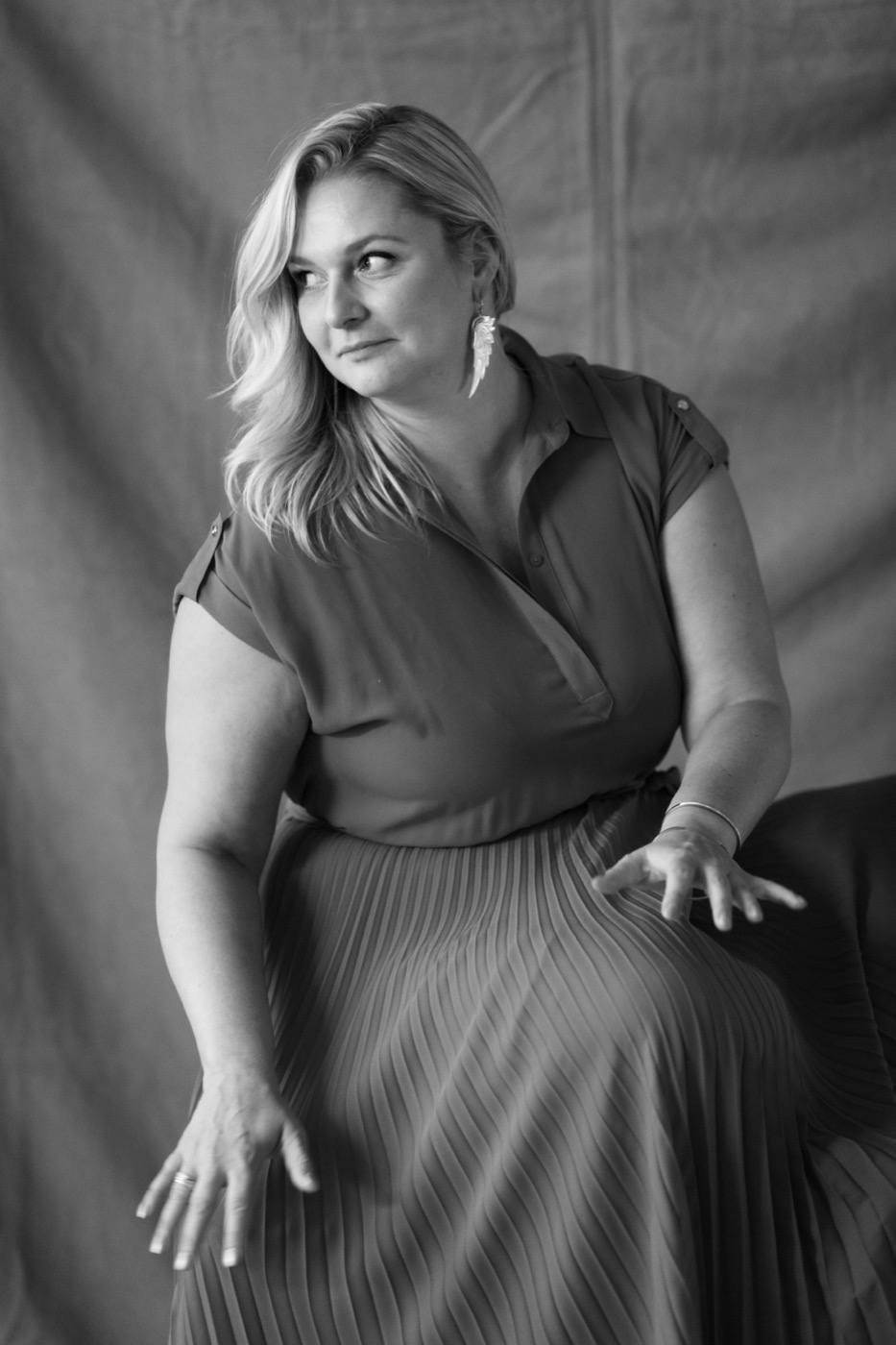 Yvonne Schönau, sitzend, Blick zur Seite