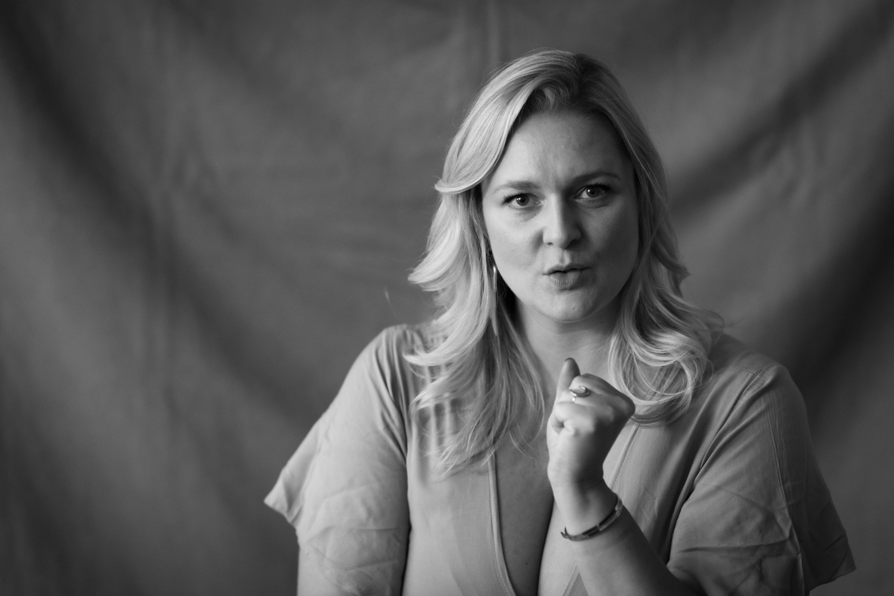 Yvonne Schönau im Gespräch, die Hand nachdenklich am Kinn